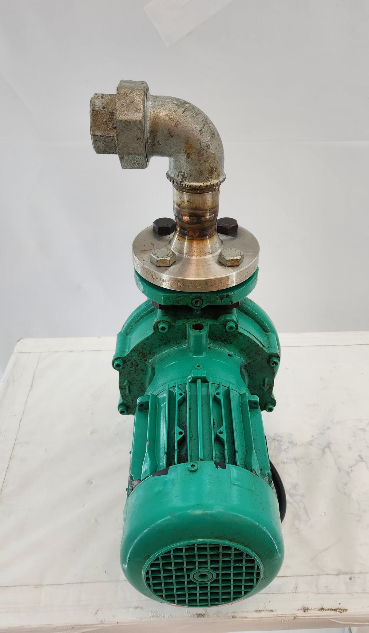 Pompe centrifuge Wilo – moteur triphasé 0,37 kW – brides + raccord inox – Bon état