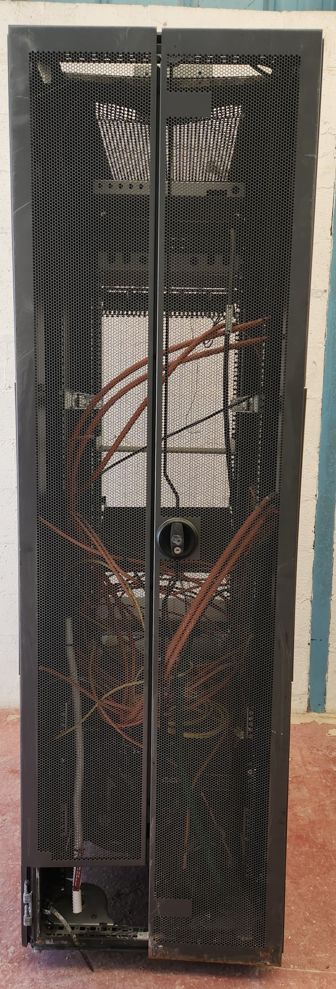 Baie serveur HP complète – rack informatique pro – idéale homelab / réseau