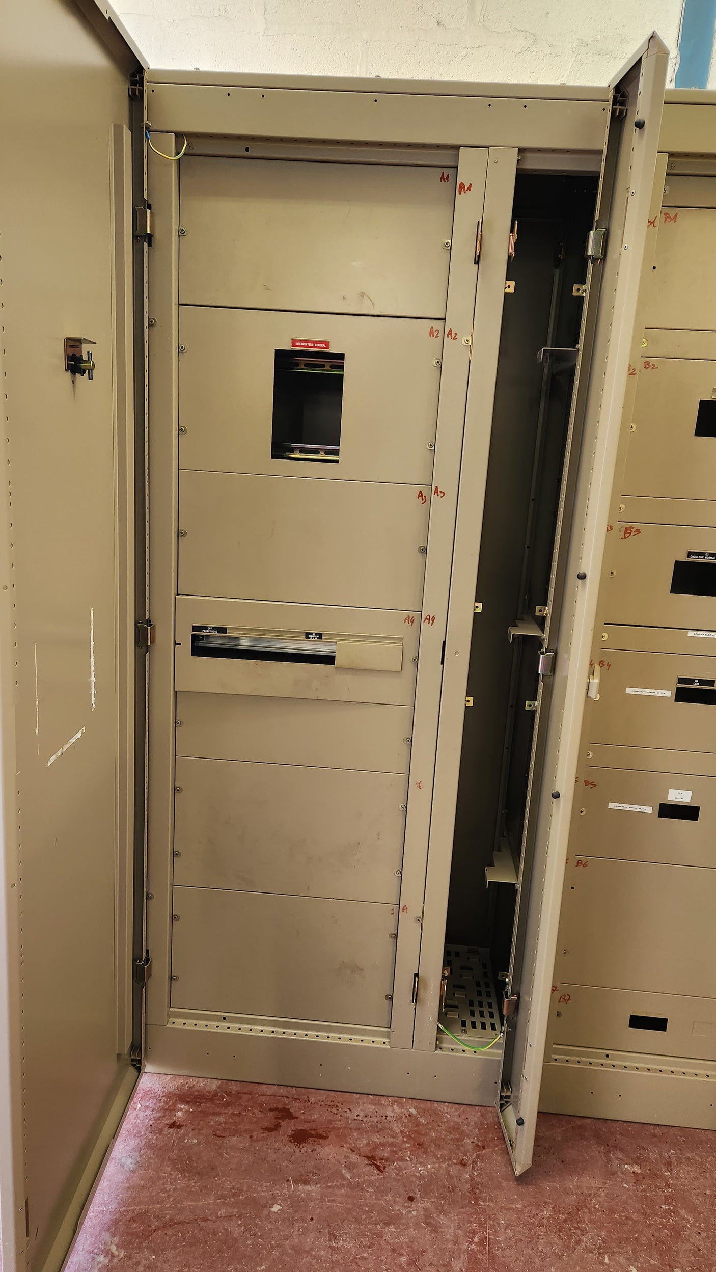 Grande armoire électrique industrielle / armoire de distribution 2,02 m