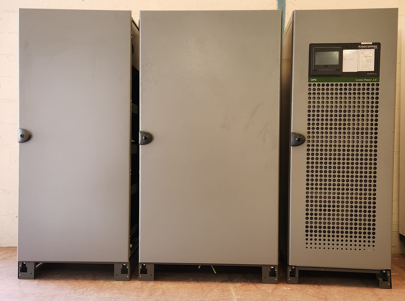Onduleur Socomec Delphys GP Green Power 2.0 – UPS industriel + batteries