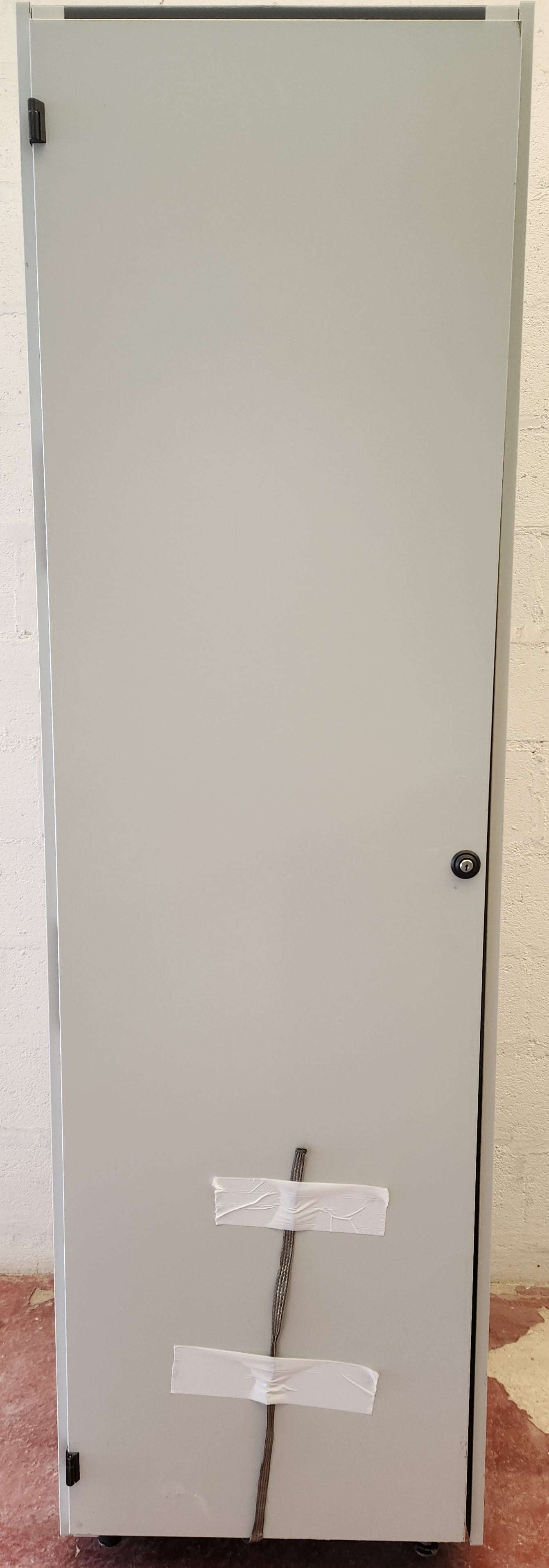 Baie informatique / armoire réseau industrielle complète – 42U env.