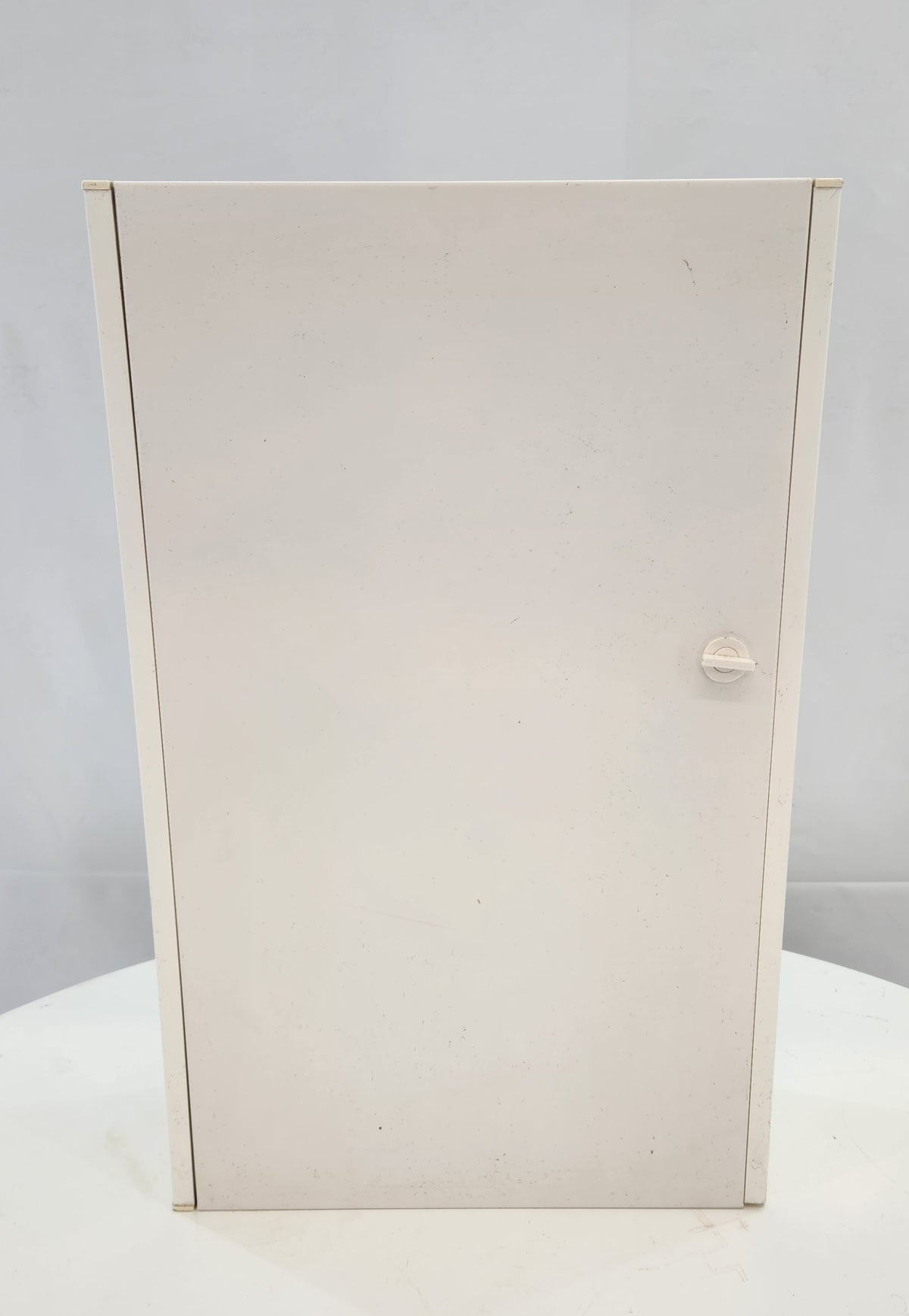 Coffret électrique vide en saillie avec porte pleine – 52,5 x 32,5 cm – fermeture quart de tour – Bon état