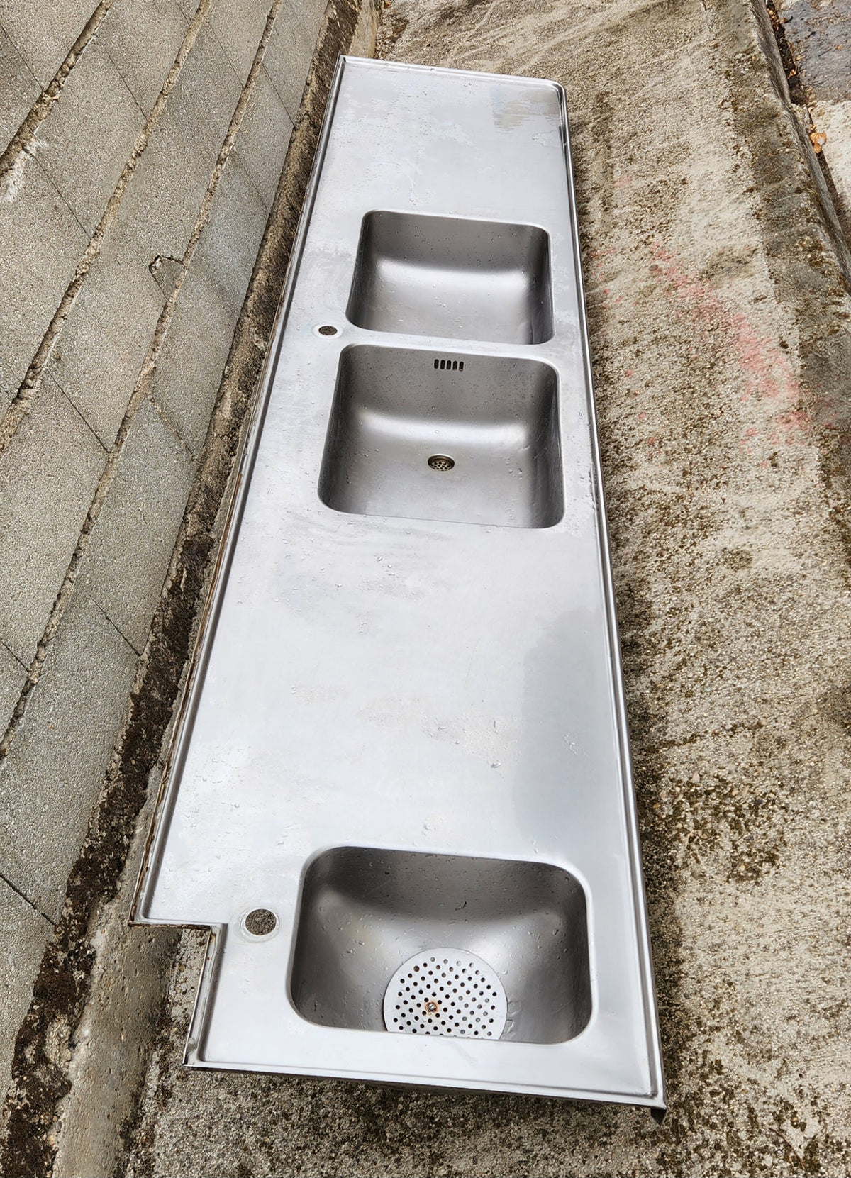 Plan de travail inox 280 cm avec 2 bacs + 1 bac déchets – cuisine professionnelle – Bon état
