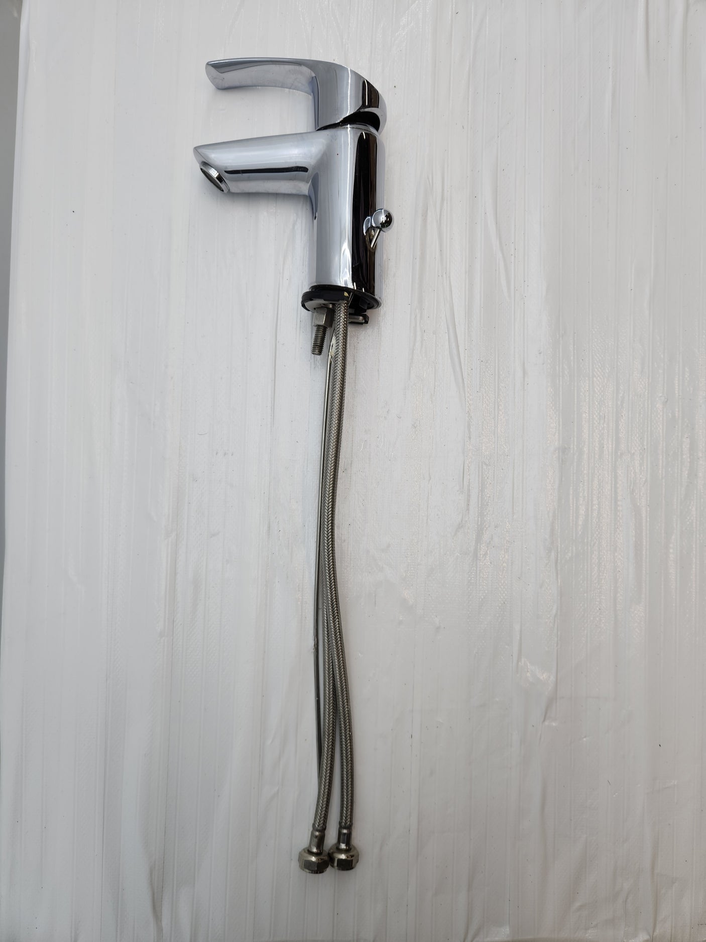 Mitigeur de lavabo chromé avec flexibles