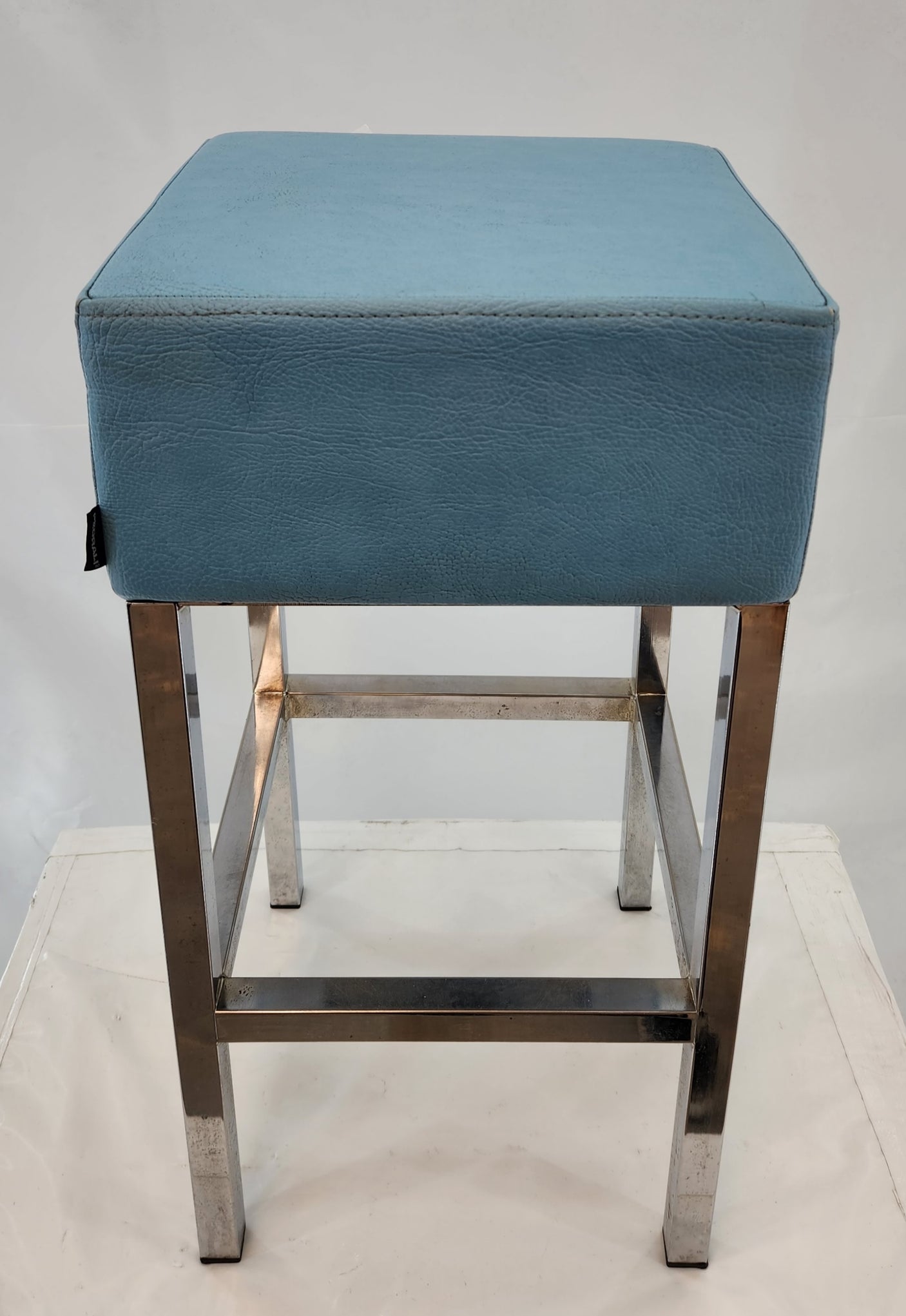 Tabouret design en acier chromé et simili cuir bleu – Bon état