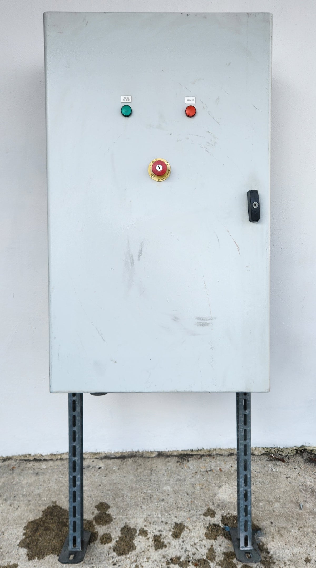 Armoire électrique métallique étanche avec châssis à rails DIN – arrêt d’urgence, voyants et pieds supports – H 162 cm – Bon état