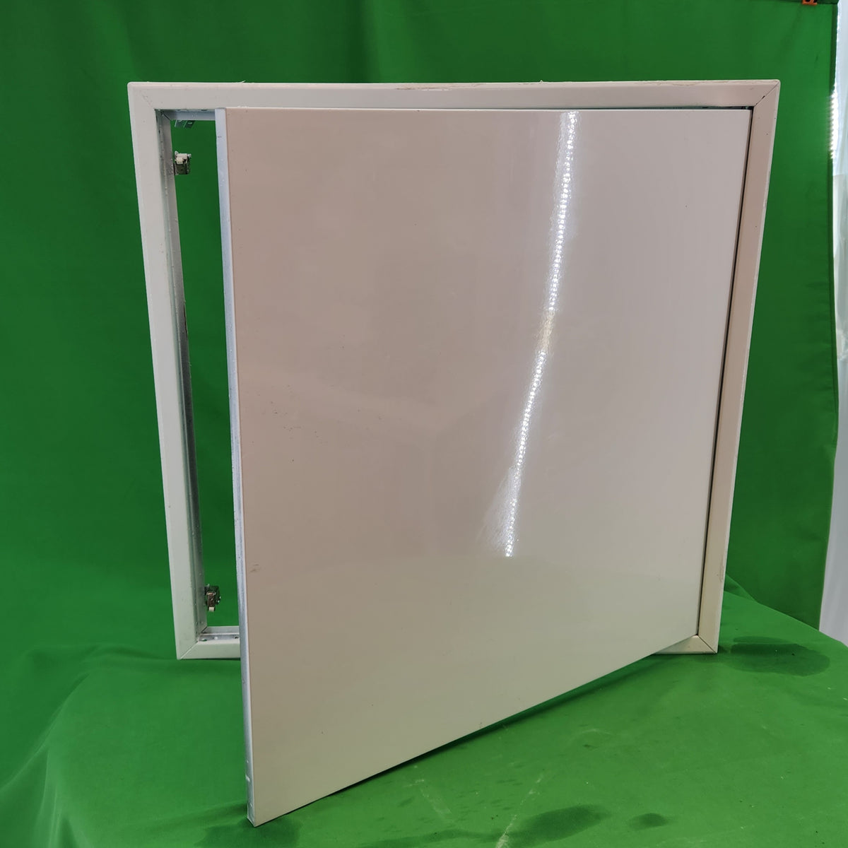 Trappe de visite métallique 40 x 40 cm – cadre aluminium et porte acier laqué blanc – fermeture par loquets – Bon état