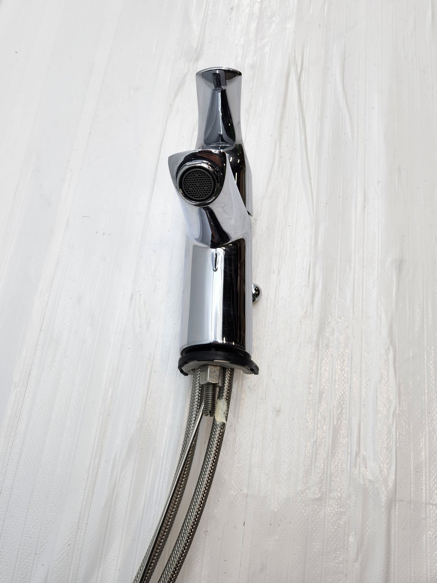 Mitigeur de lavabo chromé avec flexibles