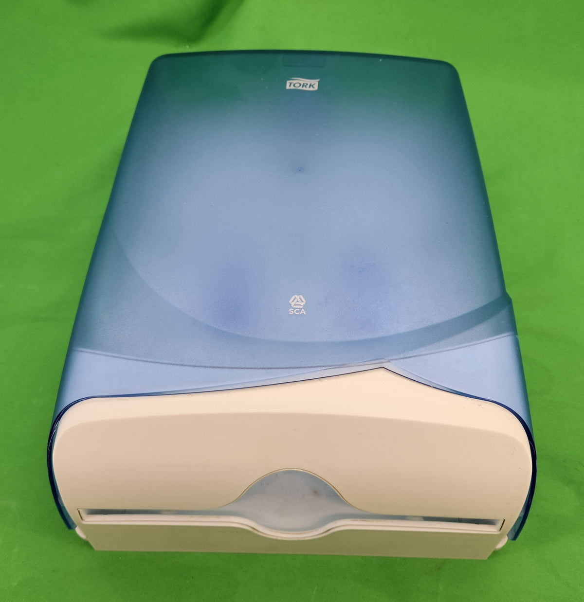 Distributeur d’essuie-mains pliés – Tork (SCA) – capot bleu translucide – Bon état
