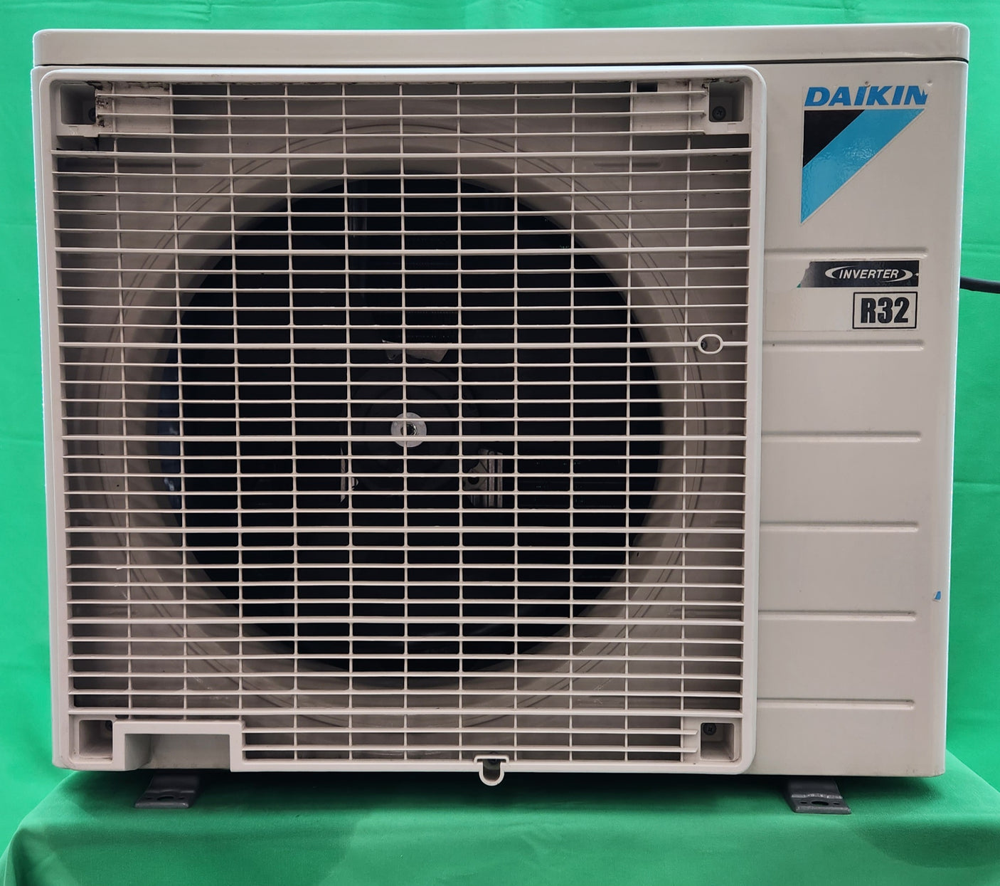 Climatisation réversible DAIKIN – split mural + unité extérieure – R32