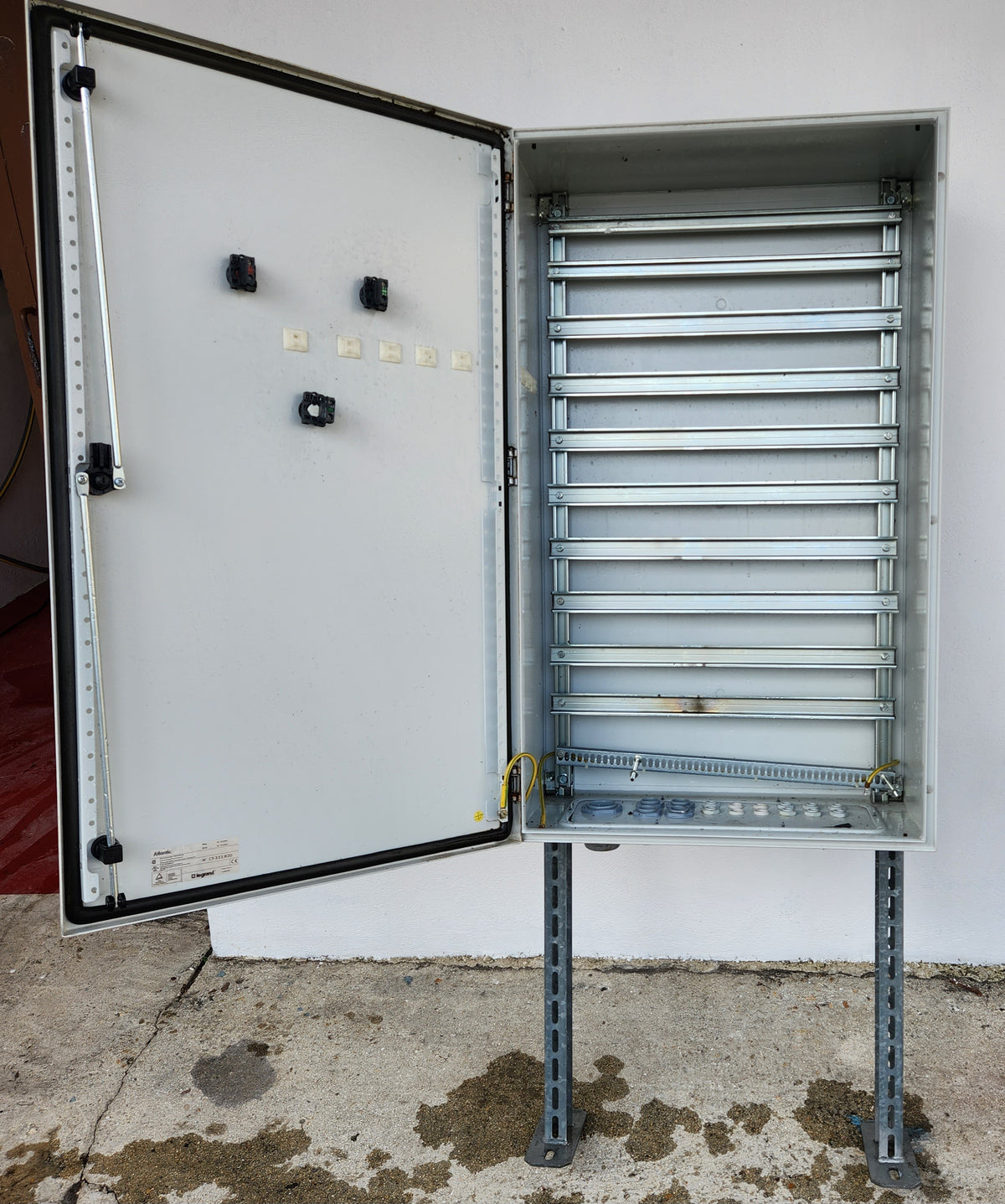 Armoire électrique métallique étanche avec châssis à rails DIN – arrêt d’urgence, voyants et pieds supports – H 162 cm – Bon état