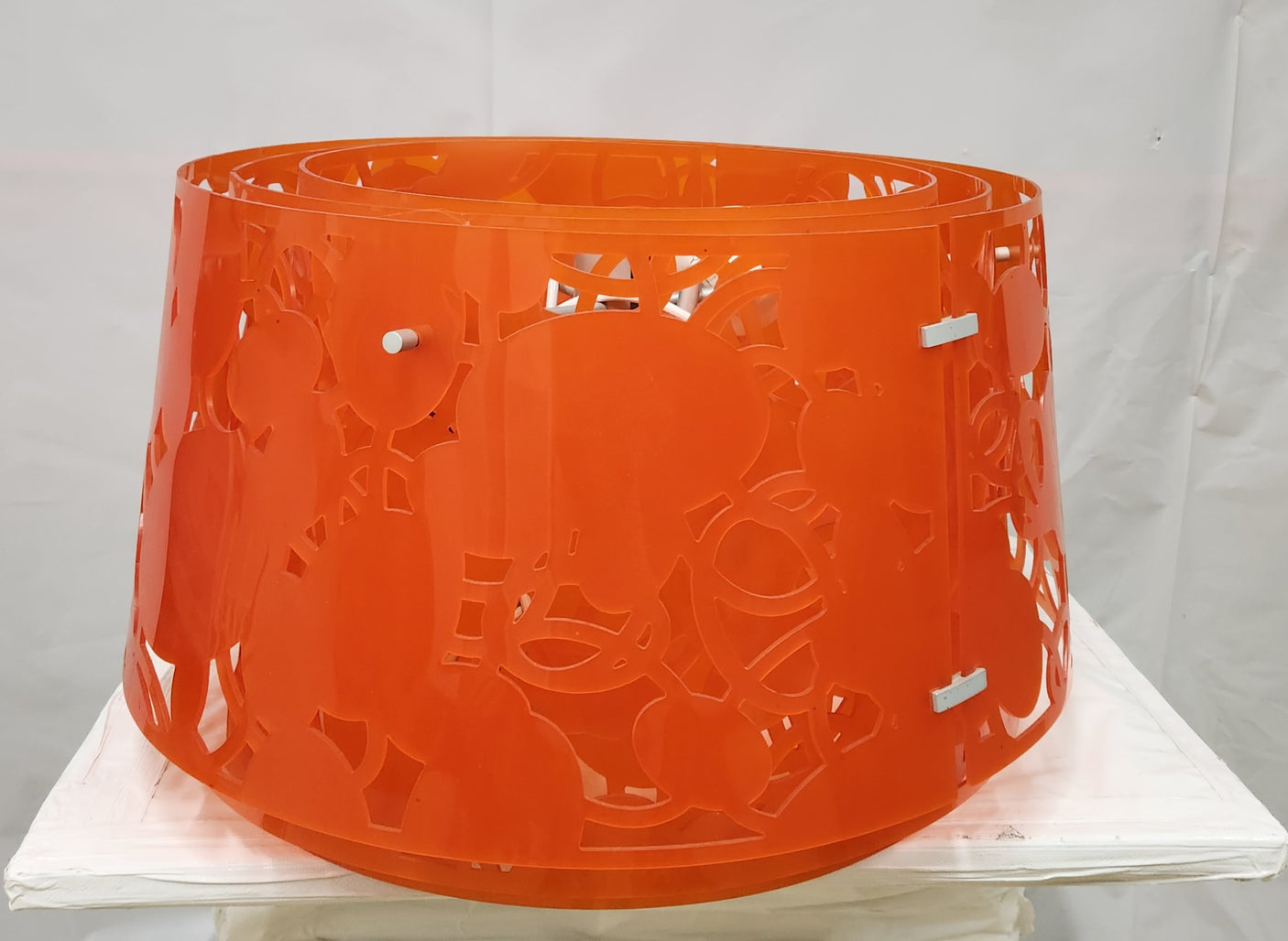Suspension luminaire design abat-jour plexiglas orange découpe florale - Bon état