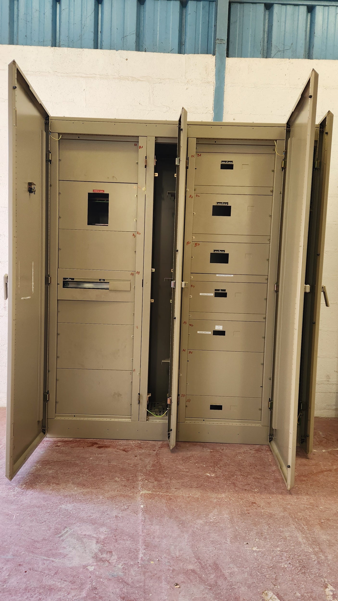 Grande armoire électrique industrielle / armoire de distribution 2,02 m
