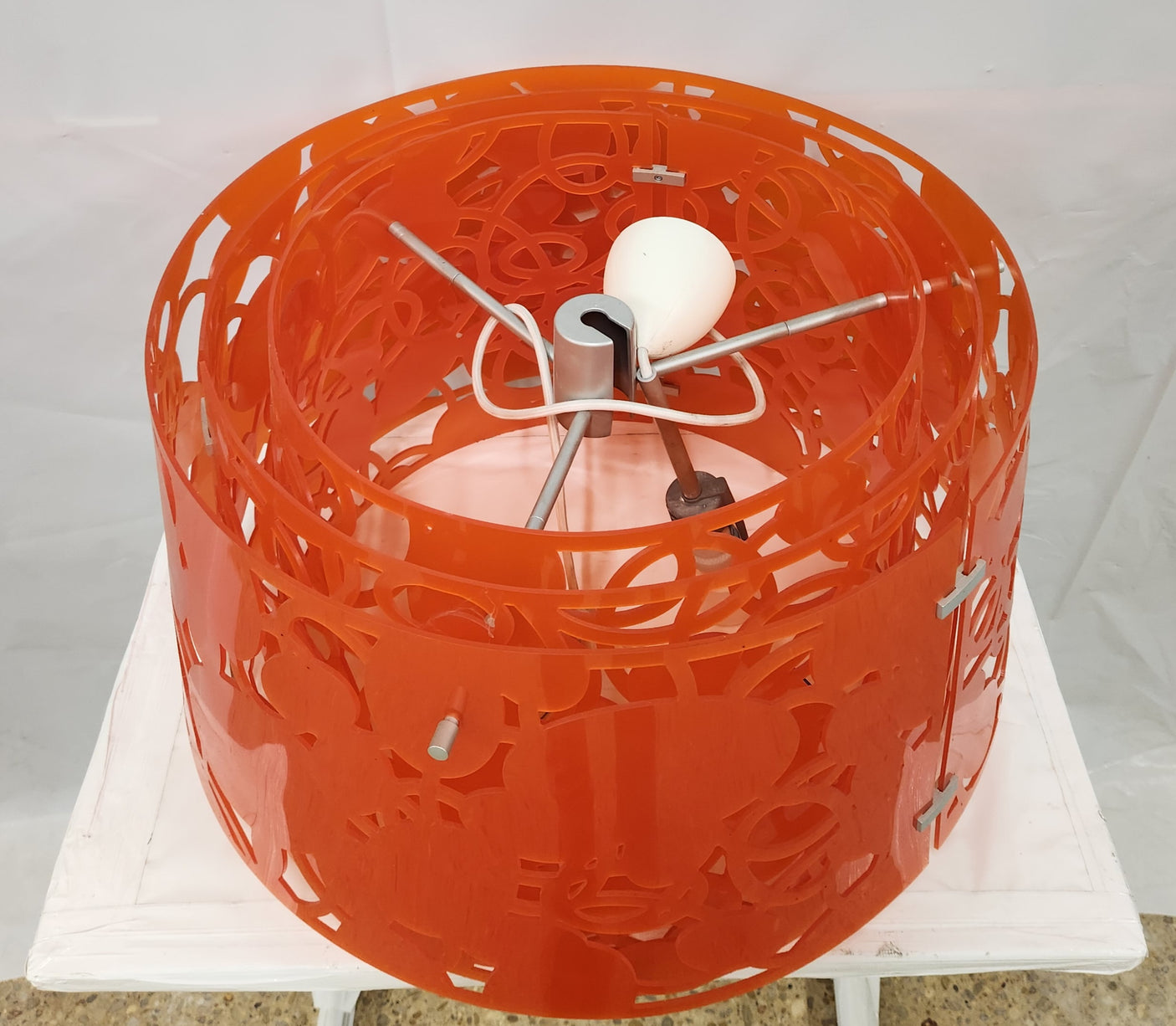 Suspension luminaire design abat-jour plexiglas orange découpe florale - Bon état