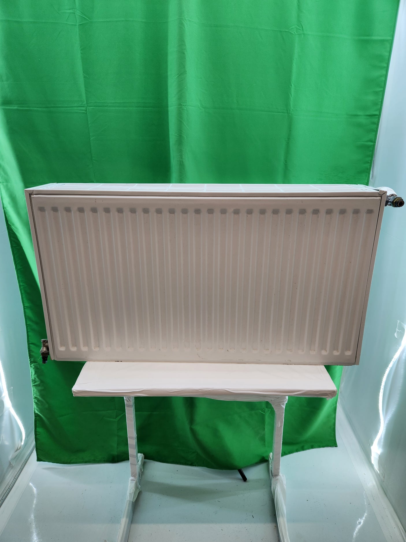 Radiateur chauffage central en acier avec robinet thermostatique