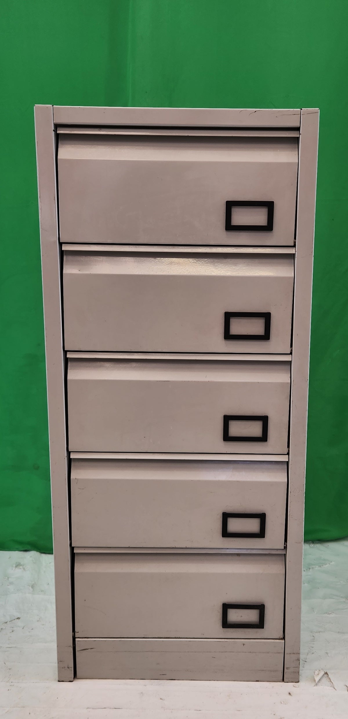 Meuble classeur métallique 5 tiroirs format A4 – porte-étiquettes – gris-beige – H 105 cm – Bon état