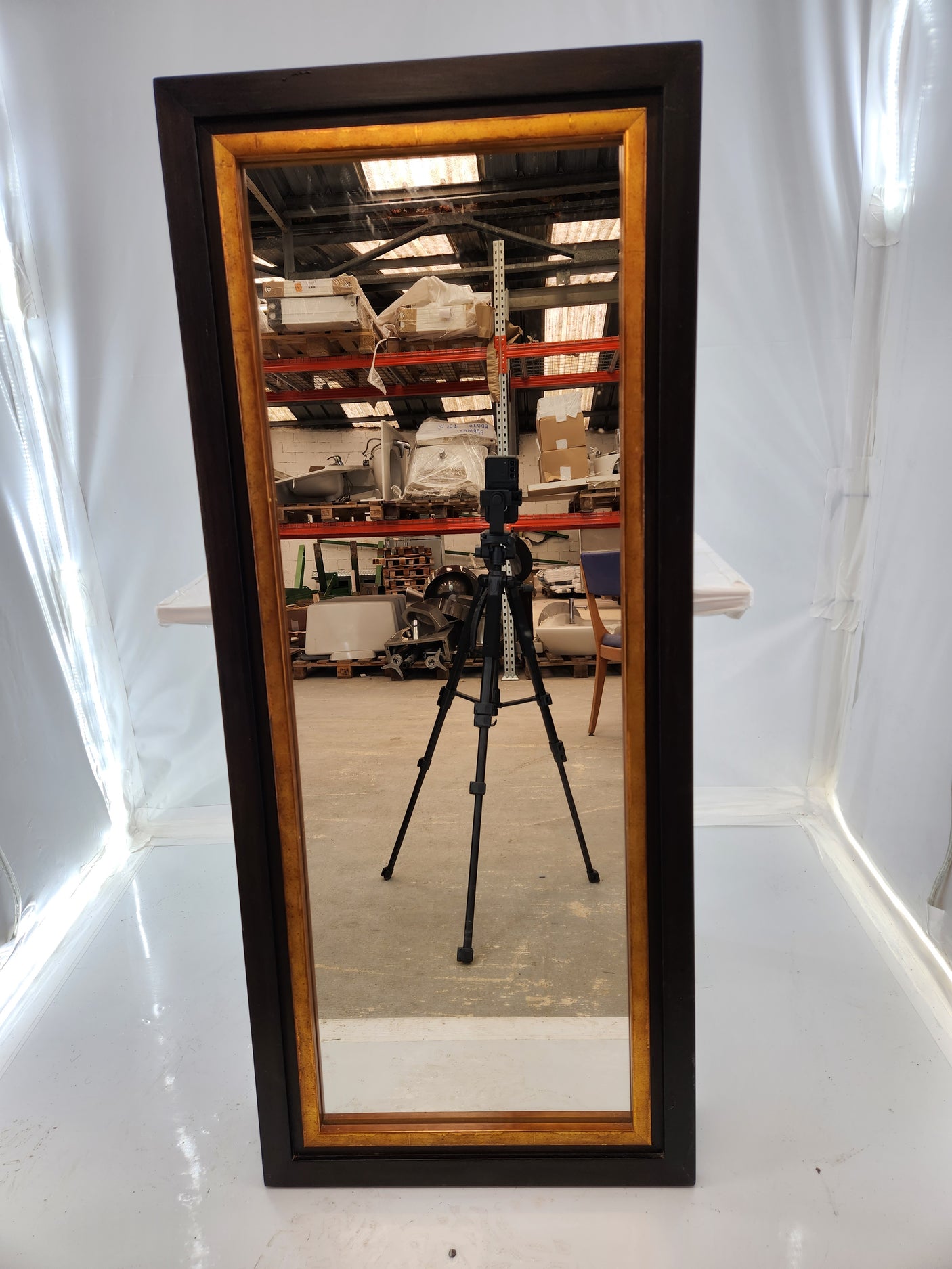 Grand miroir mural vertical – Cadre bois foncé et liseré doré - Très bon état