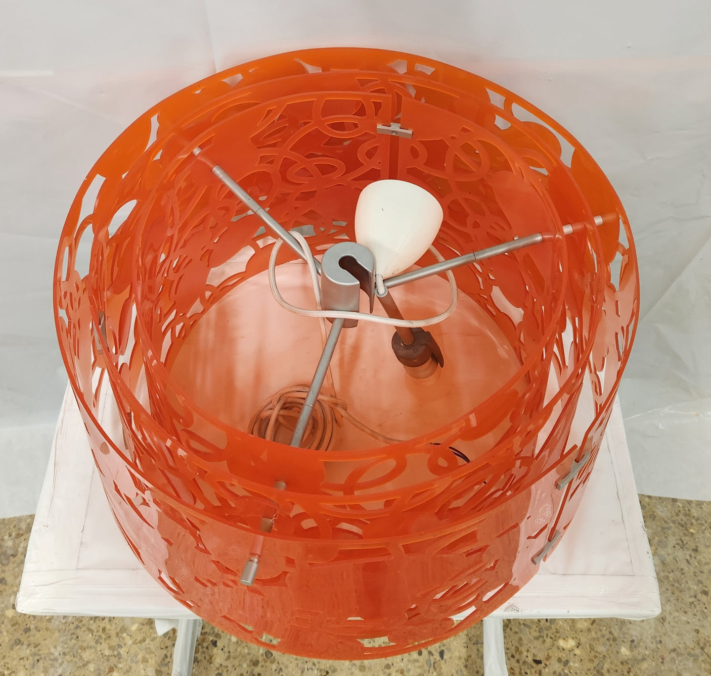 Suspension luminaire design abat-jour plexiglas orange découpe florale - Bon état