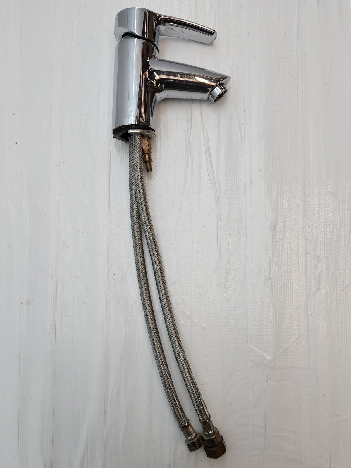 Mitigeur de lavabo chromé avec flexibles