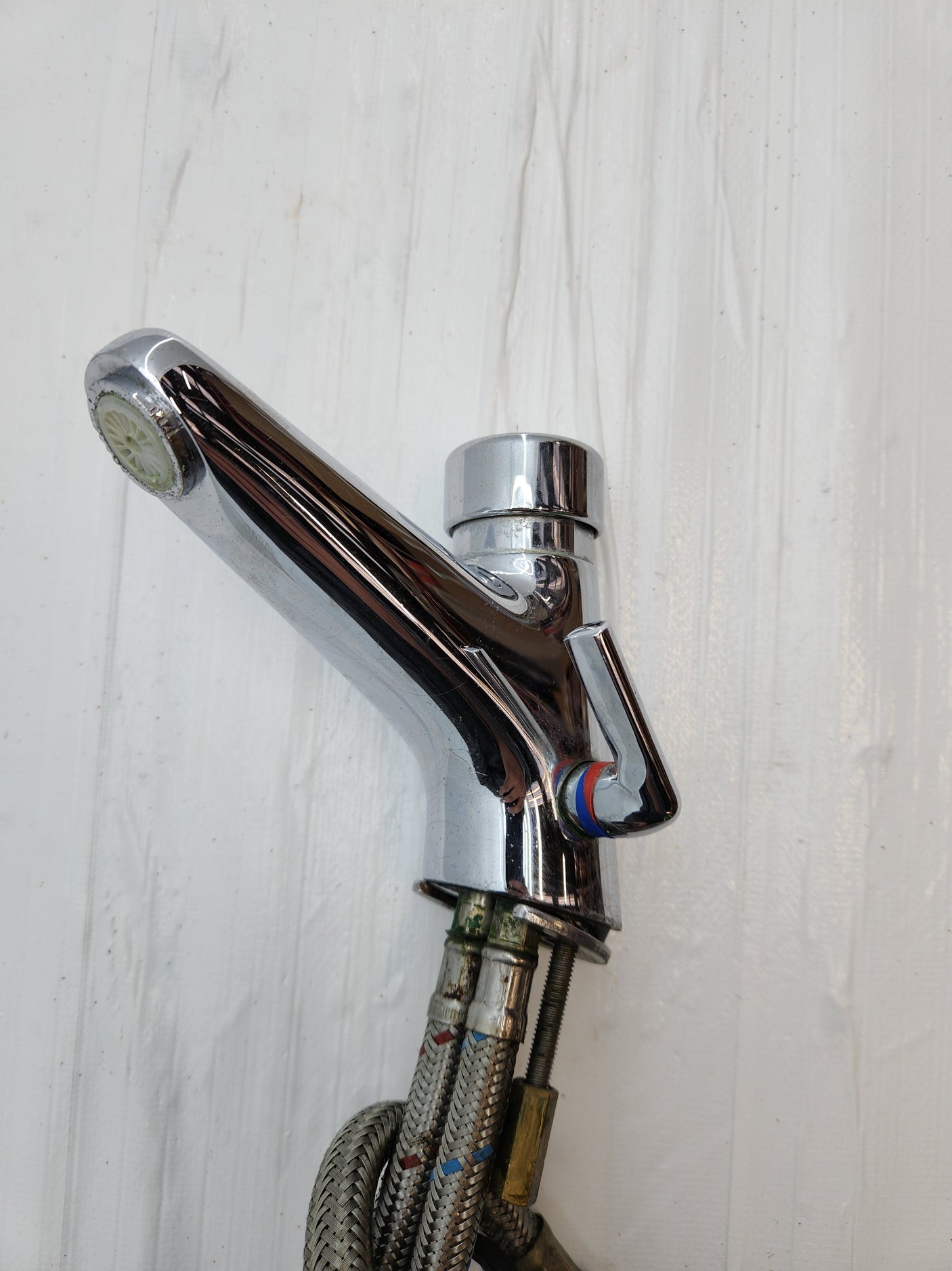 Mitigeur de lavabo chromé avec flexibles