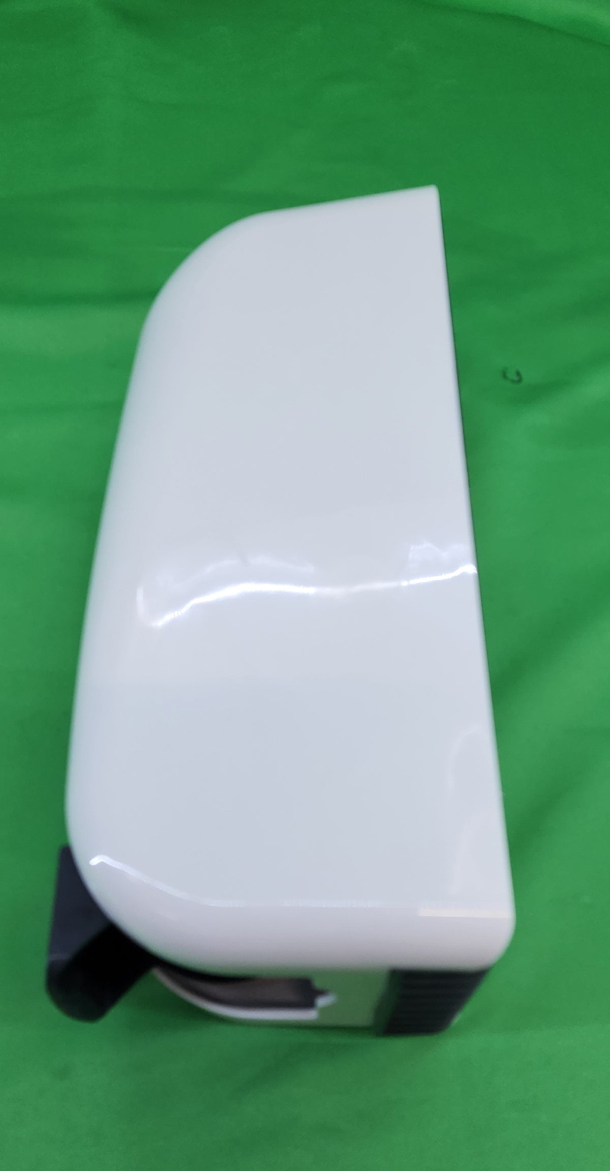 Distributeur de savon à poussoir pour recharges – capot blanc, fenêtre de niveau – Bon état
