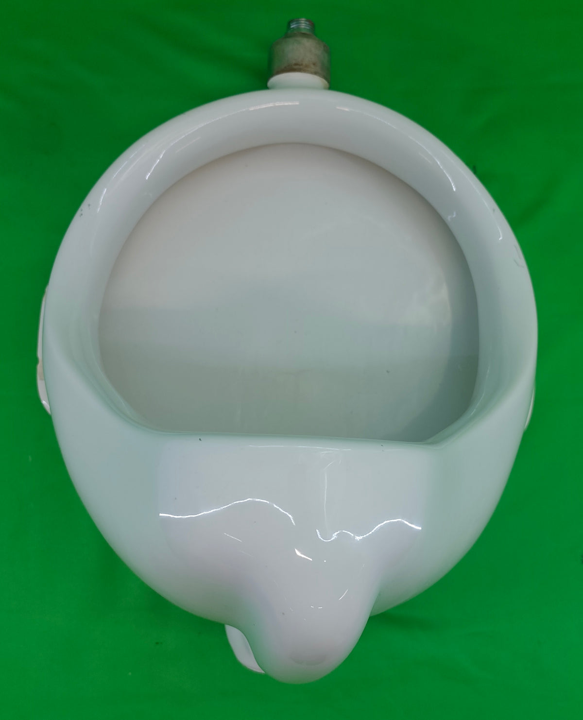 Urinoir mural en céramique blanche – alimentation par le dessus, évacuation arrière – Bon état