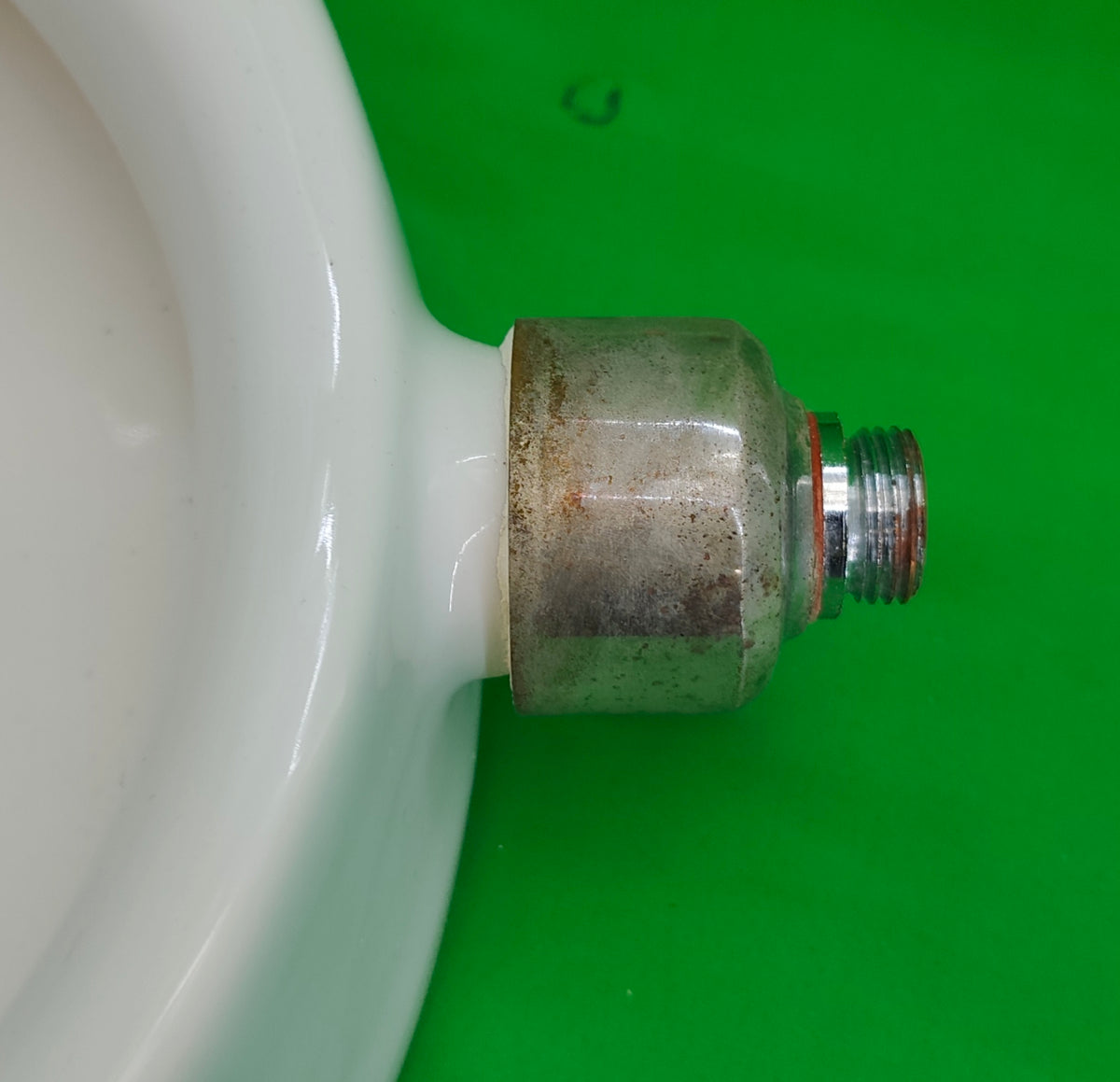 Urinoir mural en céramique blanche – alimentation par le dessus, évacuation arrière – Bon état