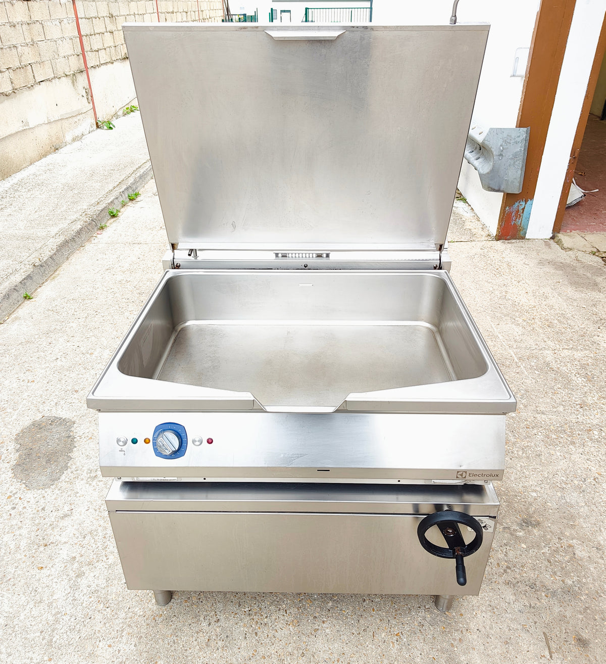 Sauteuse basculante professionnelle gaz 100 cm – Electrolux – cuve inox, basculement par volant – Bon état