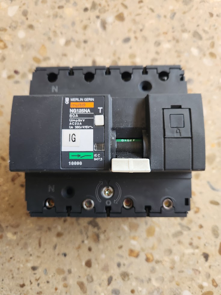 Interrupteur-sectionneur 4P 80A Merlin Gerin Multi9 NG125NA – Bon état