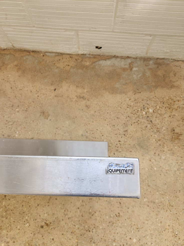 Plan de travail en INOX –  130 × 70cm – Très bon état