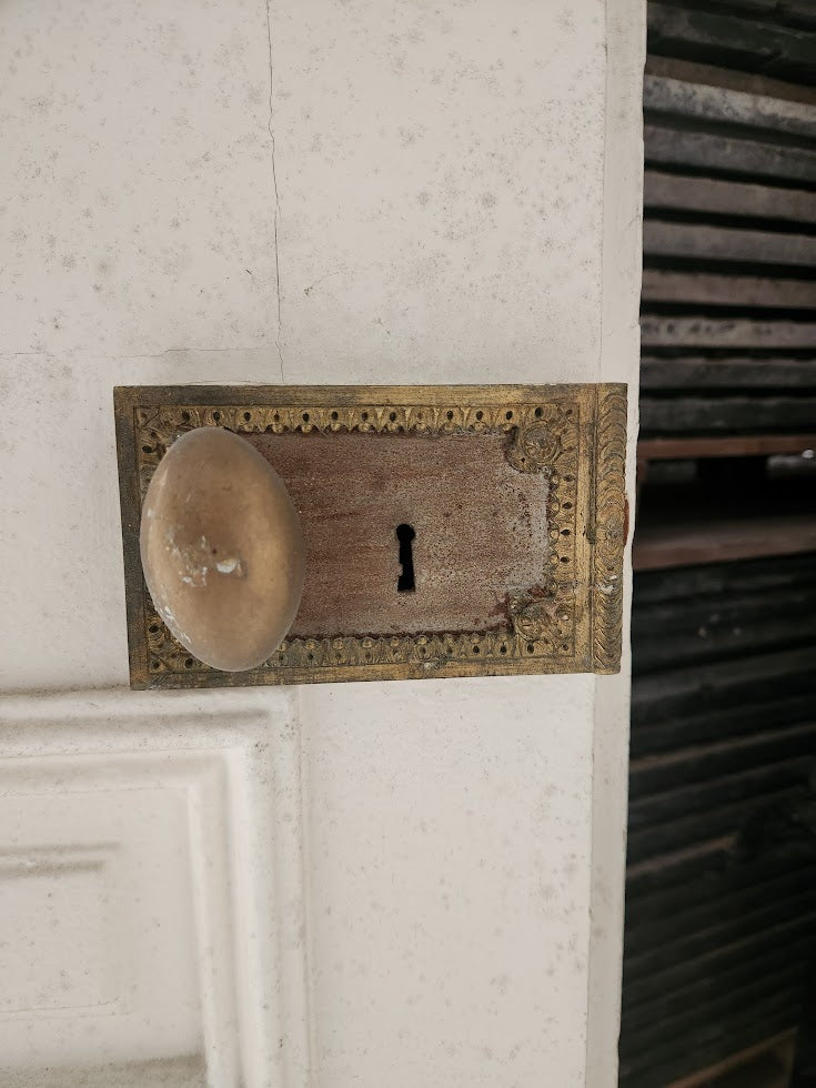 Grande double porte ancienne moulurée avec ferronnerie d’époque – 2,59 m x 1,40 m