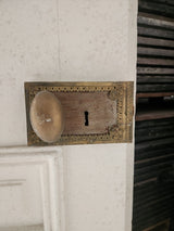 Grande double porte ancienne moulurée avec ferronnerie d’époque – 2,59 m x 1,40 m