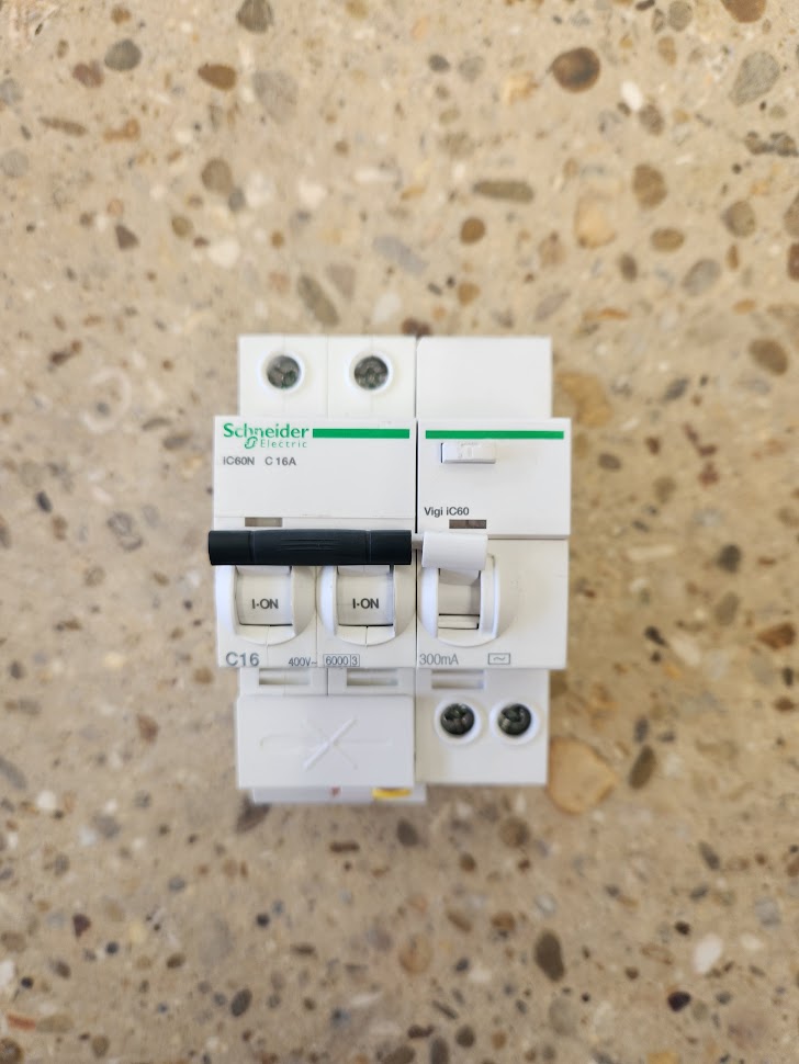 Disjoncteur différentiel Schneider Electric Acti9 iC60N C16A + Vigi iC60 300 ma