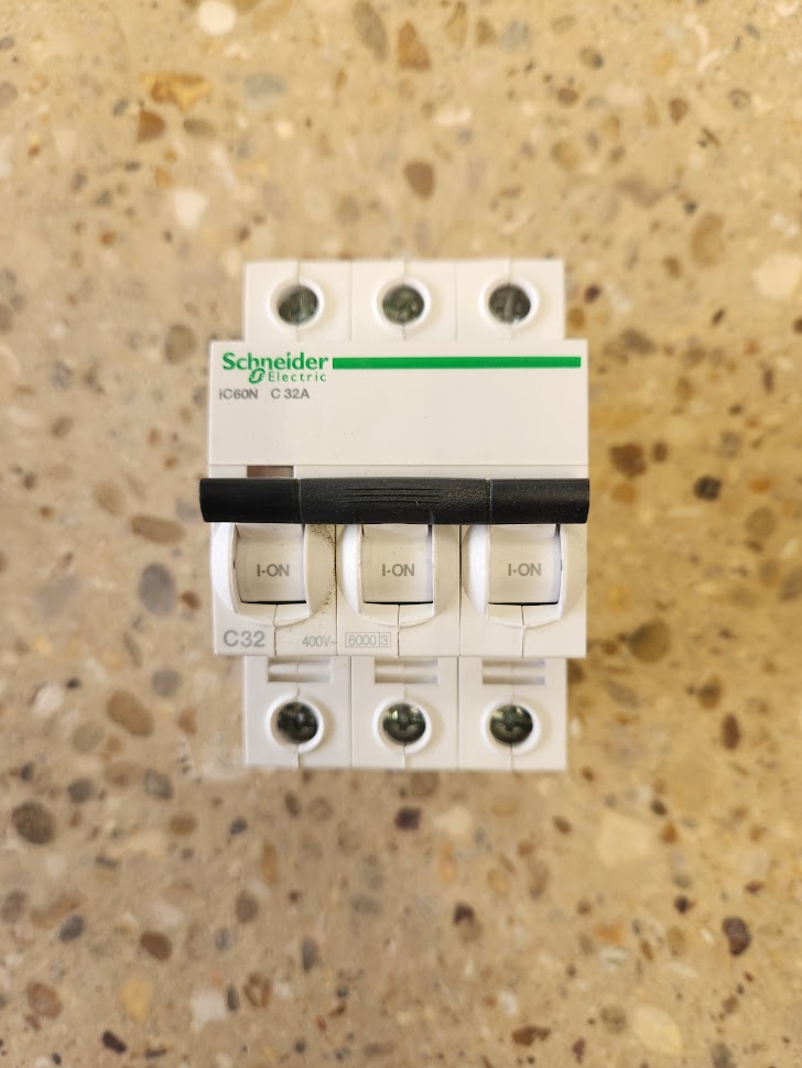 Disjoncteur Schneider Electric iC60N C32A – 3P+N – 400V