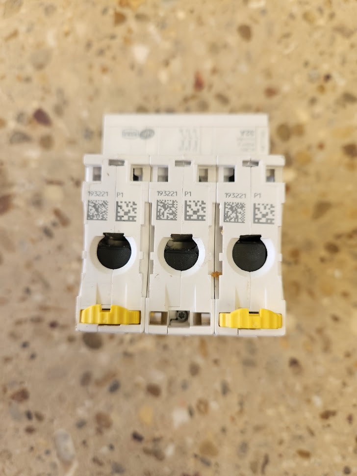 Disjoncteur Schneider Electric iC60N C32A – 3P+N – 400V