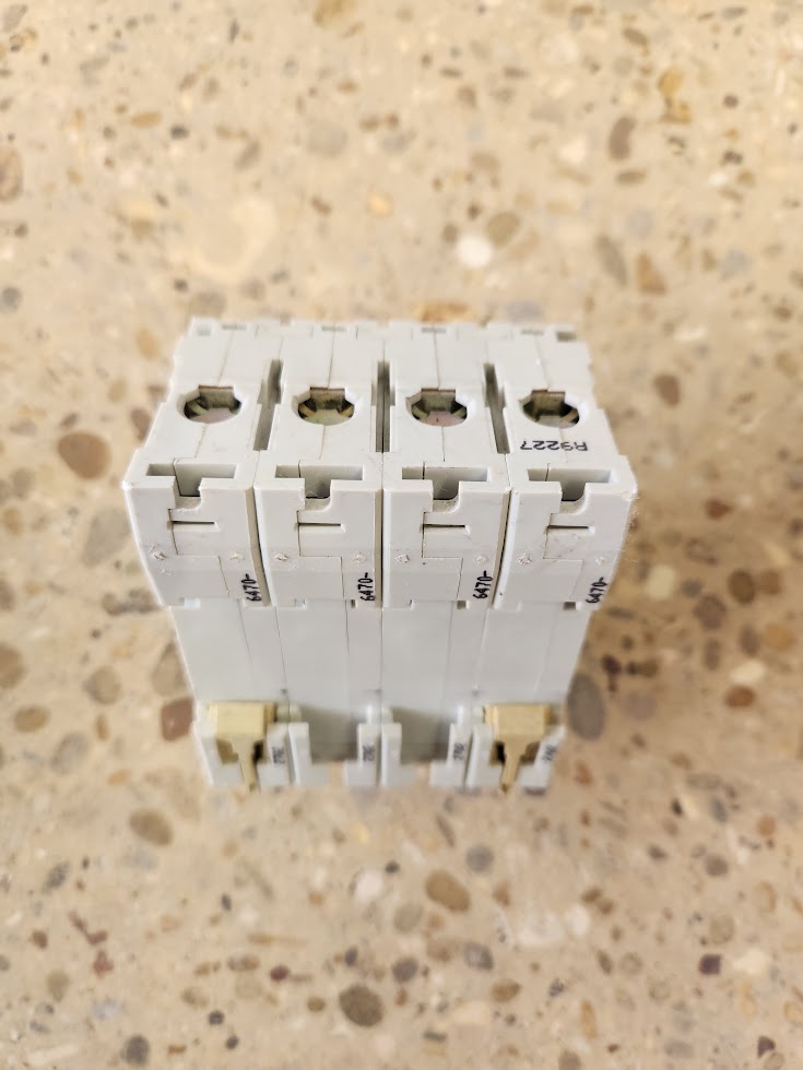 Disjoncteur Merlin Gerin Multi 9 C60N – 32A Triphasé