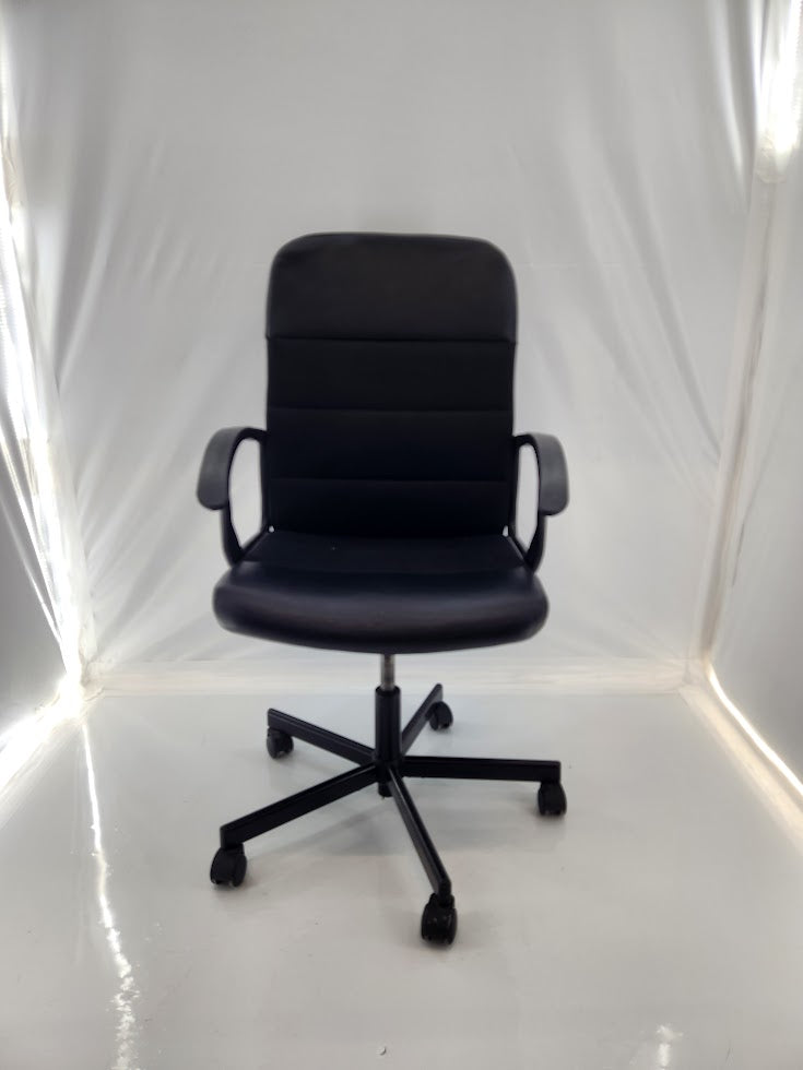 Chaise de bureau rembourrée – Bon état