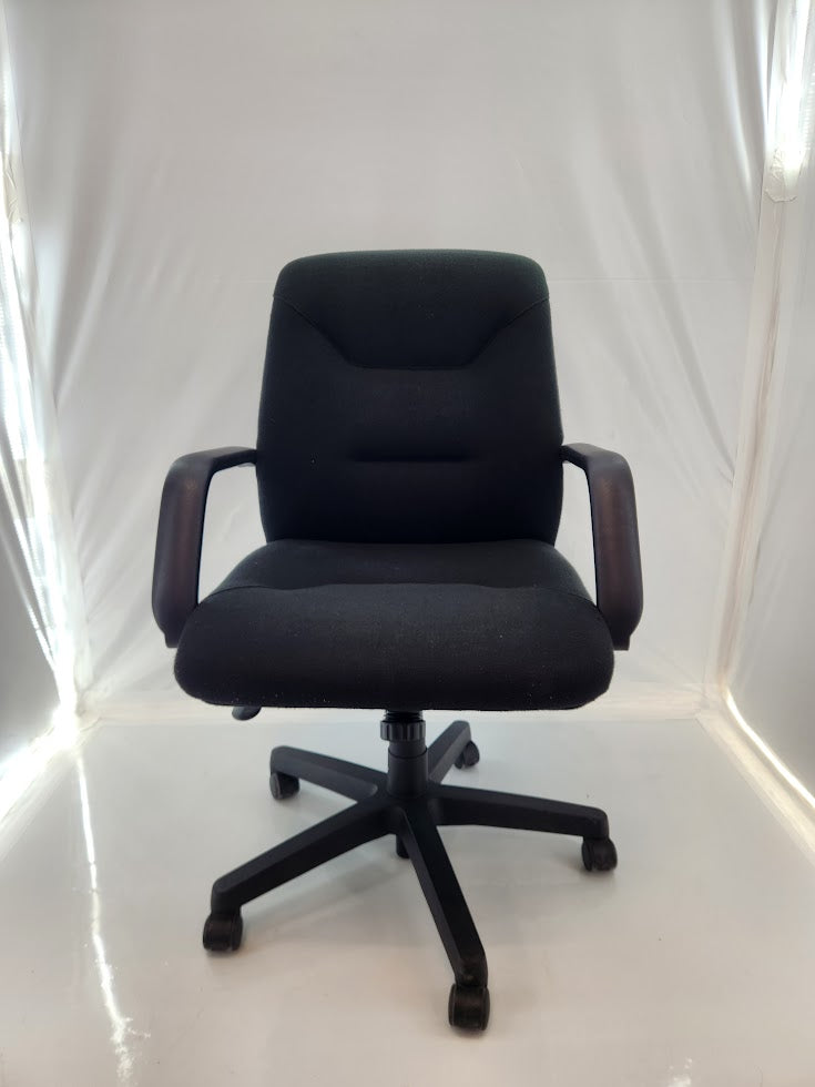 Chaise de bureau rembourrée – Bon état