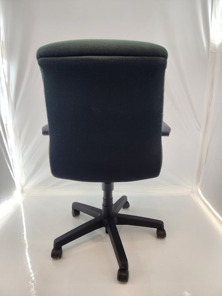 Chaise de bureau rembourrée – Bon état