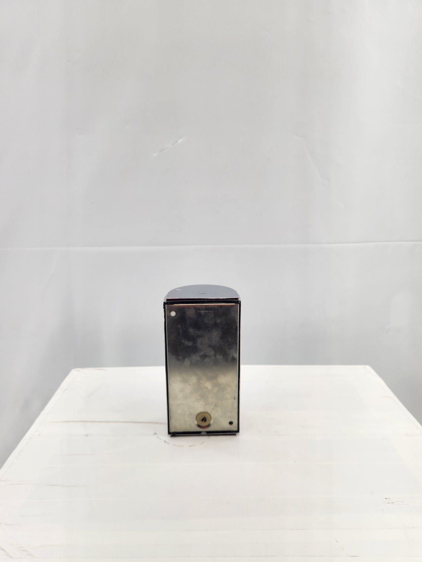 Distributeur mural vintage en métal – Très bon état