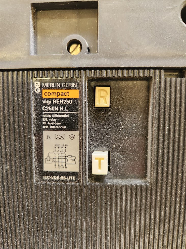 Disjoncteur Merlin Gerin Compact C250NI + différentiel Vigi REH250 – 250A