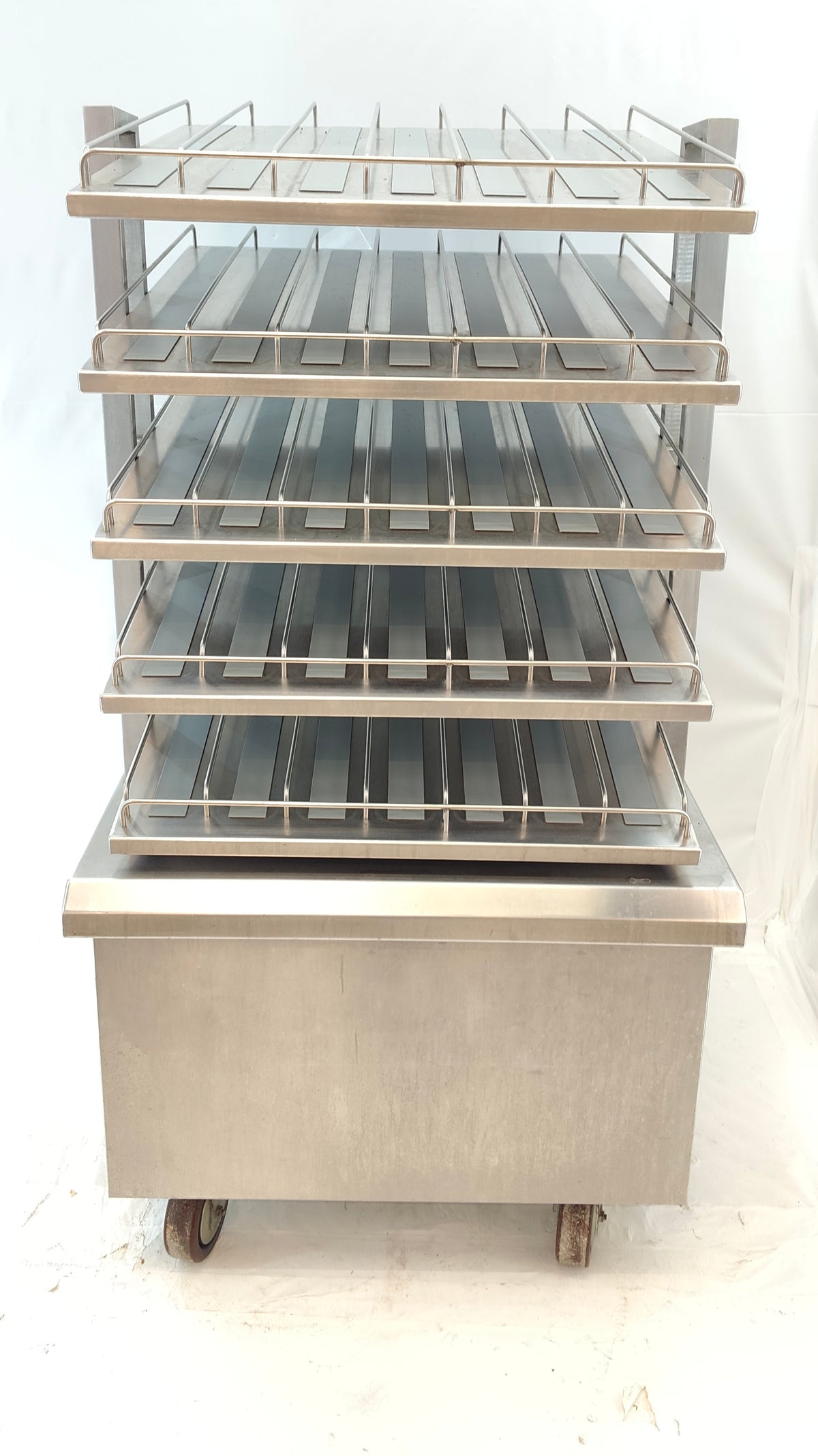 Chariot présentoir inox à 5 niveaux de plateaux inclinés – sur roulettes – self-service – Bon état