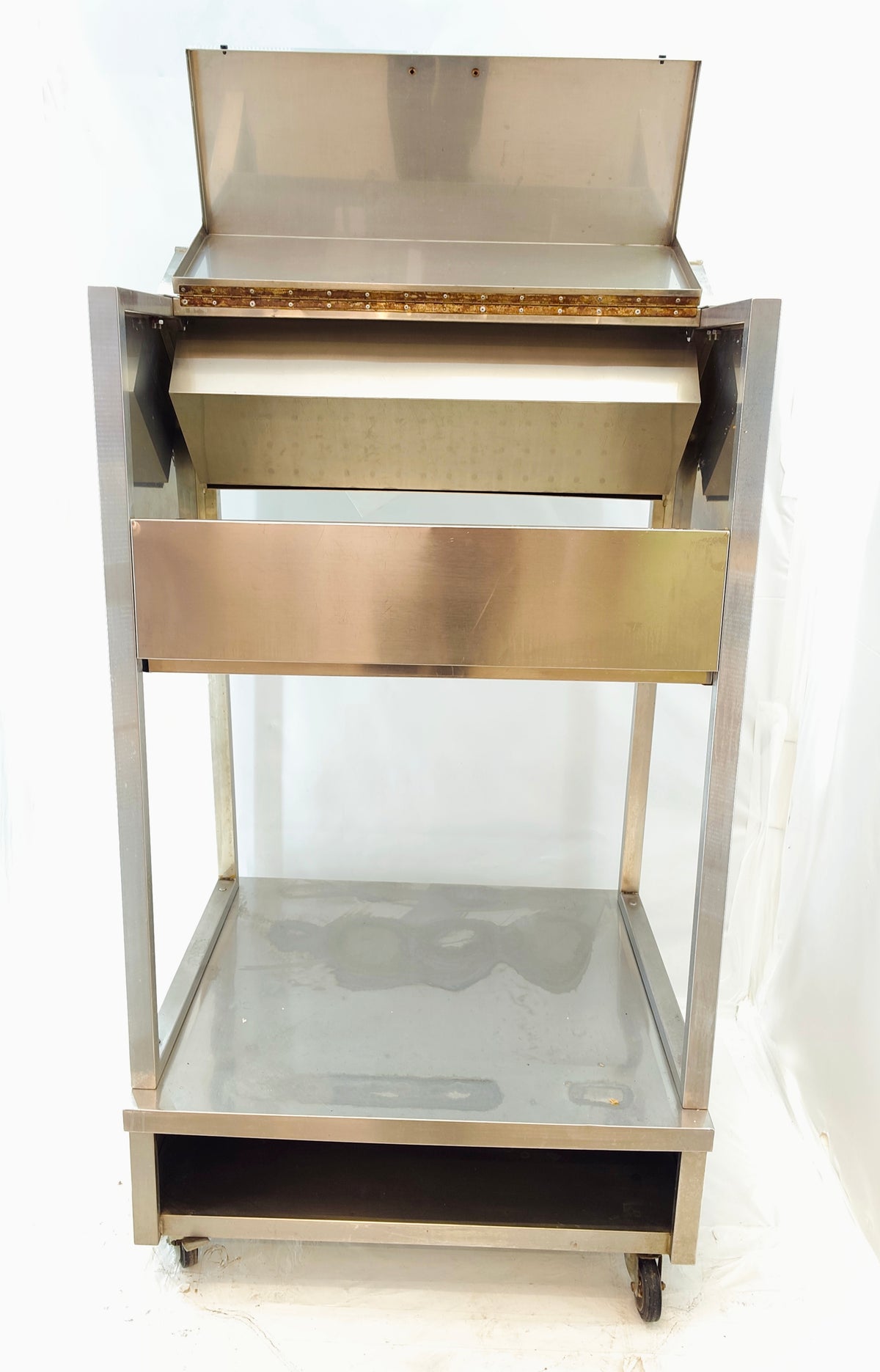 Borne de distribution couverts et plateaux inox – sur roulettes – self-service – Bon état