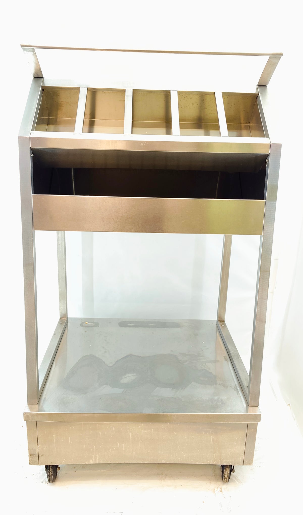 Borne de distribution couverts et plateaux inox – sur roulettes – self-service – Bon état