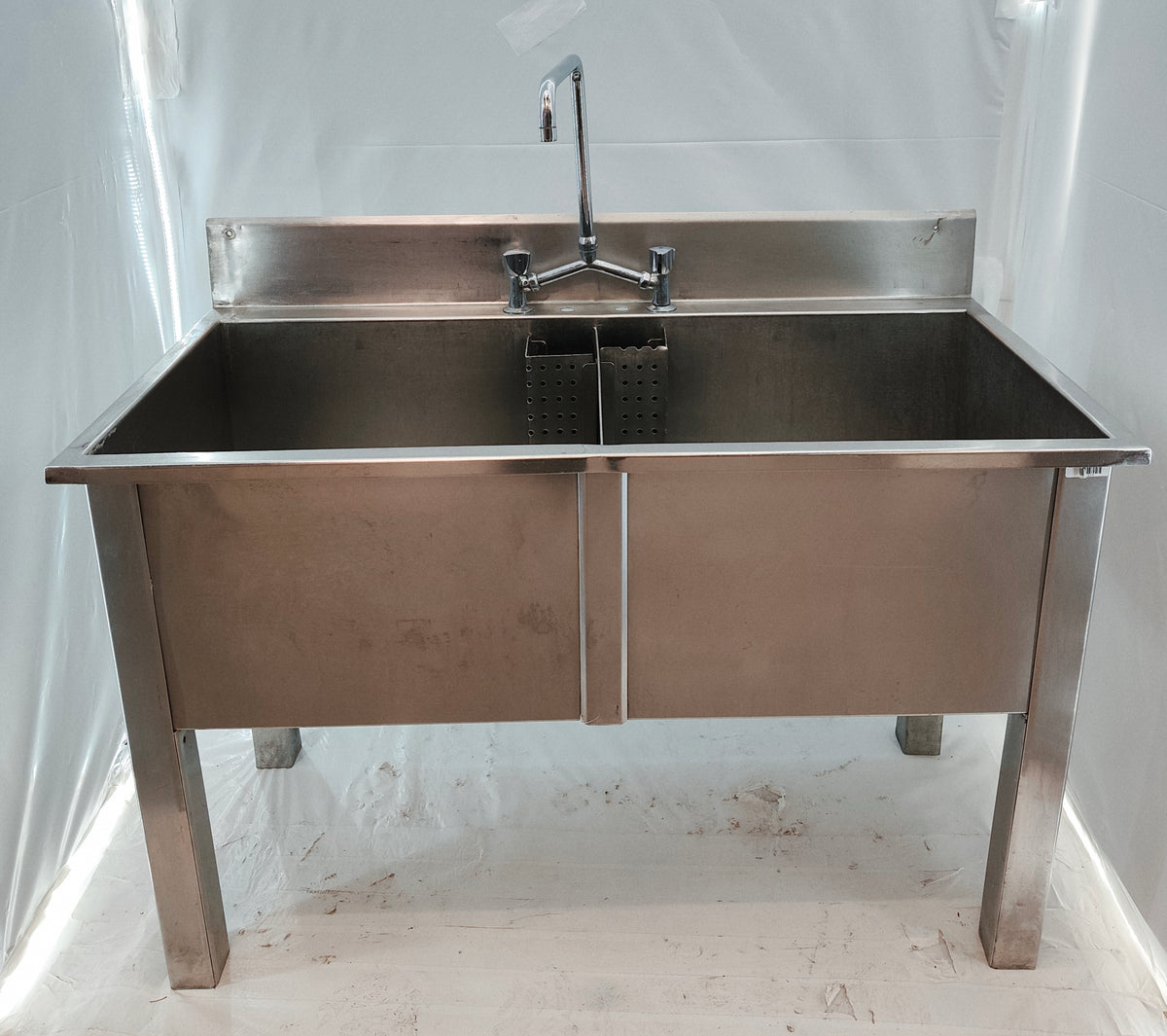 Plonge inox professionnelle 2 grands bacs 127 cm – dosseret, mitigeur col de cygne et paniers – Bon état