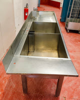 Plonge inox professionnelle 288 cm – 2 grands bacs et 2 égouttoirs – dosseret – Bon état
