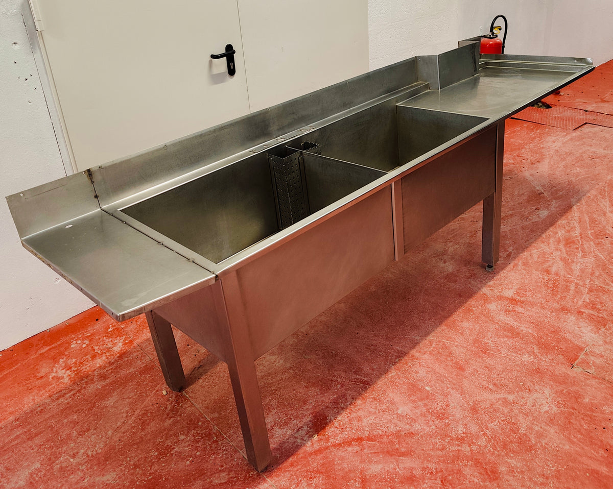 Plonge inox professionnelle 288 cm – 2 grands bacs et 2 égouttoirs – dosseret – Bon état