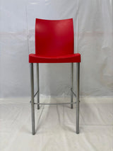 Tabouret de bar design coque plastique rouge - pieds métal avec repose-pieds - Bon état