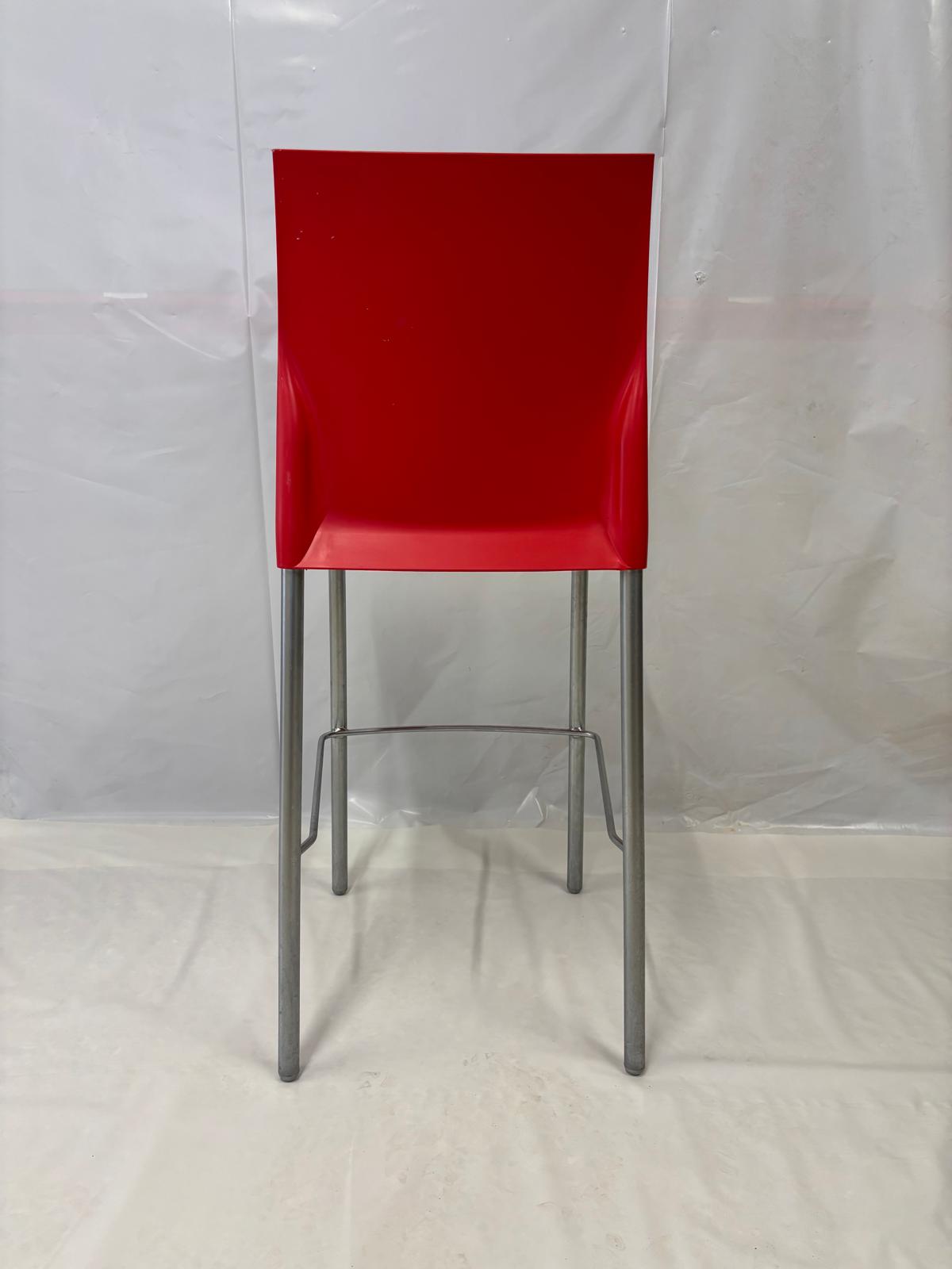 Tabouret de bar design coque plastique rouge - pieds métal avec repose-pieds - Bon état