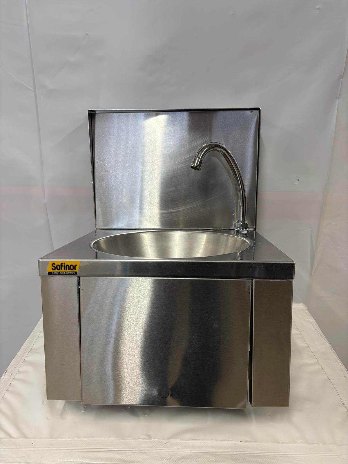 Lave-mains inox à commande fémorale avec dosseret – Sofinor – Très bon état